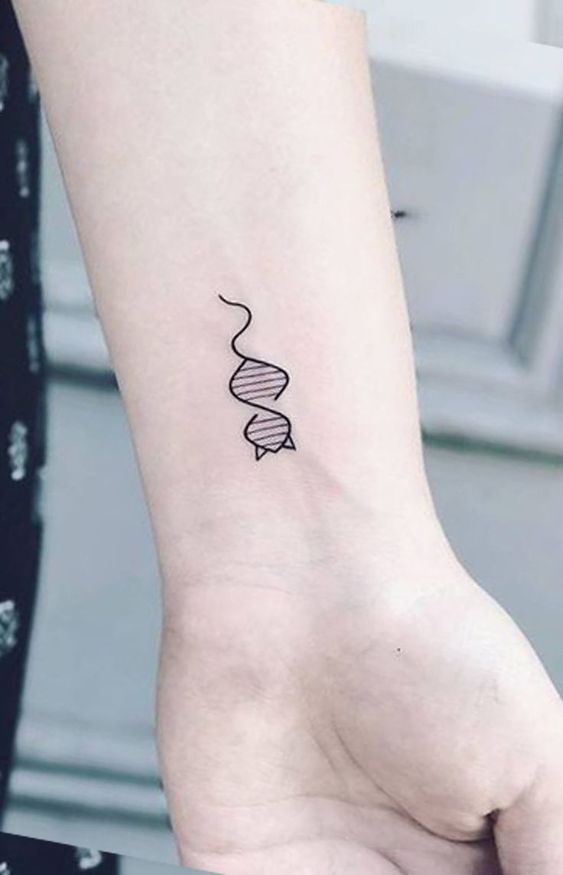 Tatouage Chat En Forme D'adn Sur Le Poignet