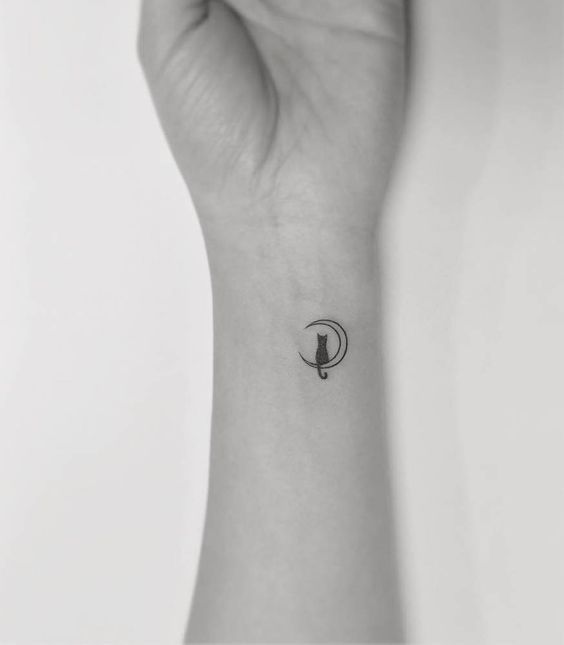 Tatouage Chat Noir Et Lune Sur Le Poignet