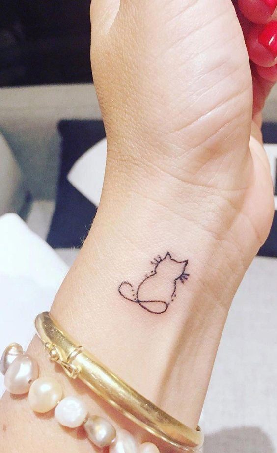 Tatouage Chat Minimaliste Discret Sur Le Poignet