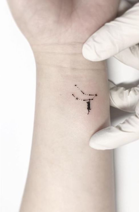 Tatouage Chat Et Constellation Sur Le Poignet