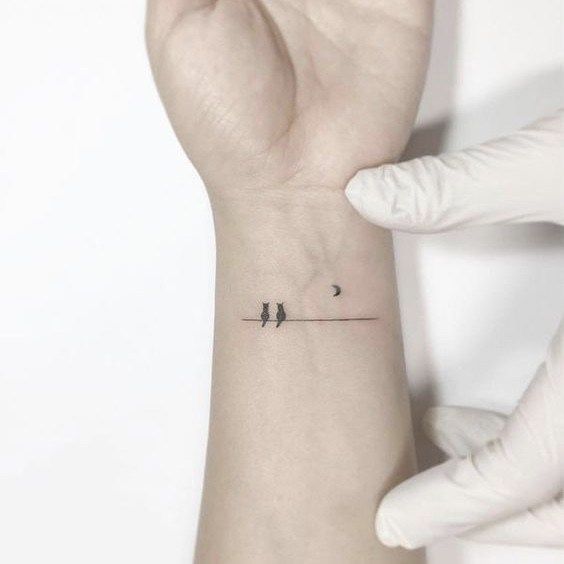Tatouage Chats Discrets Et Lune Sur Le Poignet