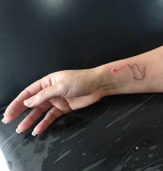 Tatouage Chat Et Coeur Rouge Sur Le Poignet