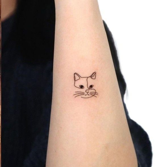Tatouage Tête De Chat Minimaliste Sur L'avant Bras