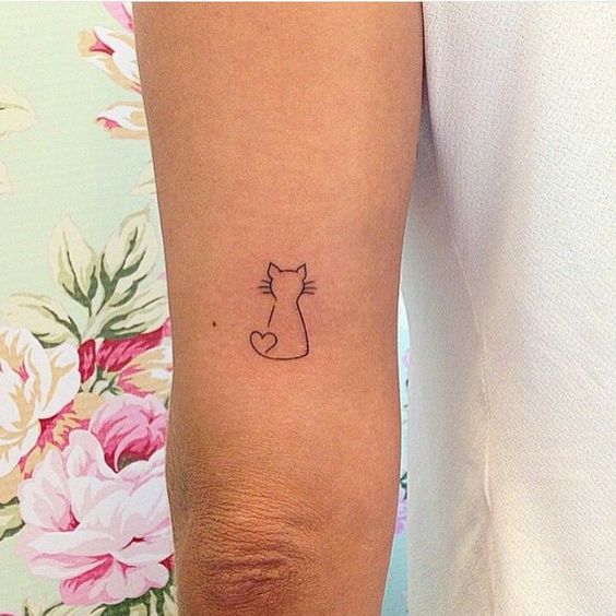 Tatouage Chat Et Coeur Minimaliste Sur Le Bras