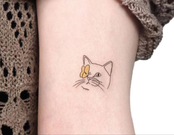 Tatouage Chat Minimaliste Et Papillon Jaune Sur Le Bras