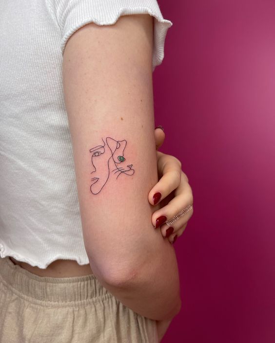 Tatouage Chat Et Visage En Ligne Fine Sur Le Bras