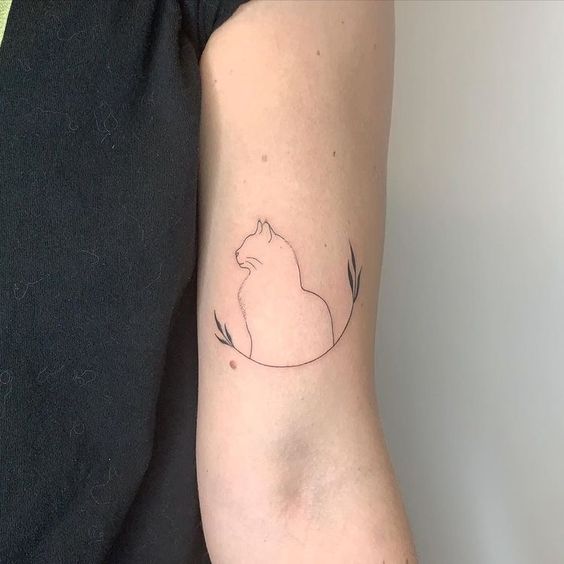 Tatouage Chat Et Feuilles Sur Le Bras