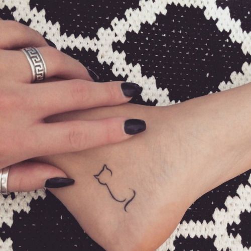 Tatouage Chat Minimaliste Sur La Cheville