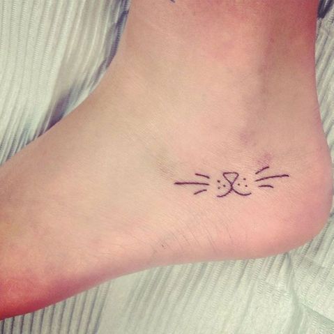 Tatouage Museau De Chat Minimaliste Sur La Cheville