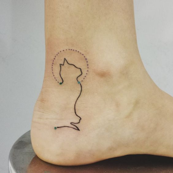Tatouage Chat Et Cercle Sur La Cheville