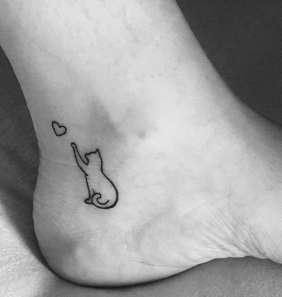 Tatouage Chat Et Coeur Sur La Cheville