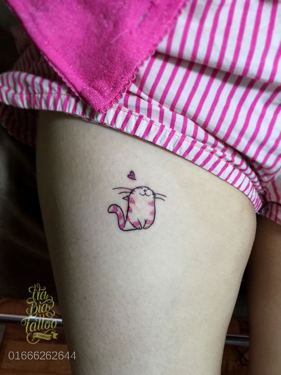 Tatouage Chat Et Coeur Rose Sur La Cuisse