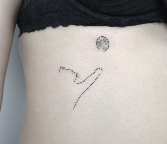 Tatouage Chat Et Lune Sur Les Côtes