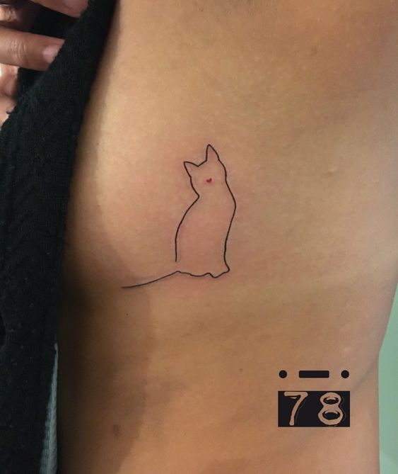 Tatouage Chat Et Coeur Rouge Sur Les Côtes