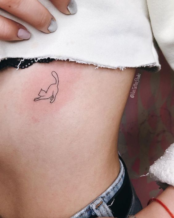 Tatouage Chat Minimaliste Discret Sur Les Côtes