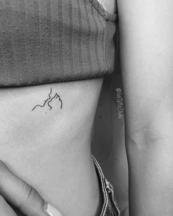 Tatouage Chat Et Visage Minimalistes Sur Les Côtes