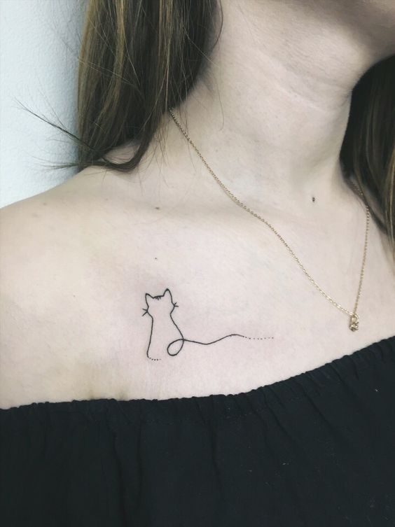 Tatouage Silhouette De Chat Minimaliste Sur La Clavicule