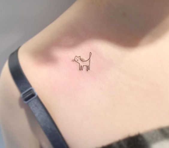 Tatouage Chat Minimaliste Sur La Clavicule