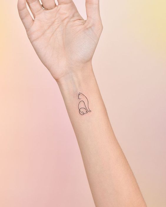 Tatouage Chat En Trait Unique Sur L'avant Bras