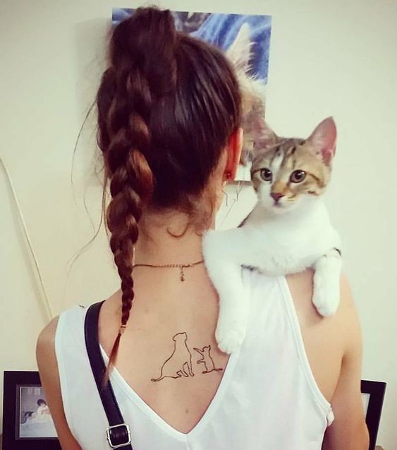 Tatouage Chat Et Chien Minimaliste Sur Le Dos