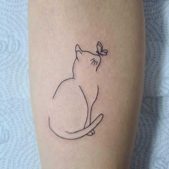 Tatouage Chat Et Papillon En Ligne Fine Sur L'avant Bras