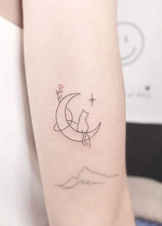 Tatouage Chat, Lune Et Fleur Sur L'avant Bras