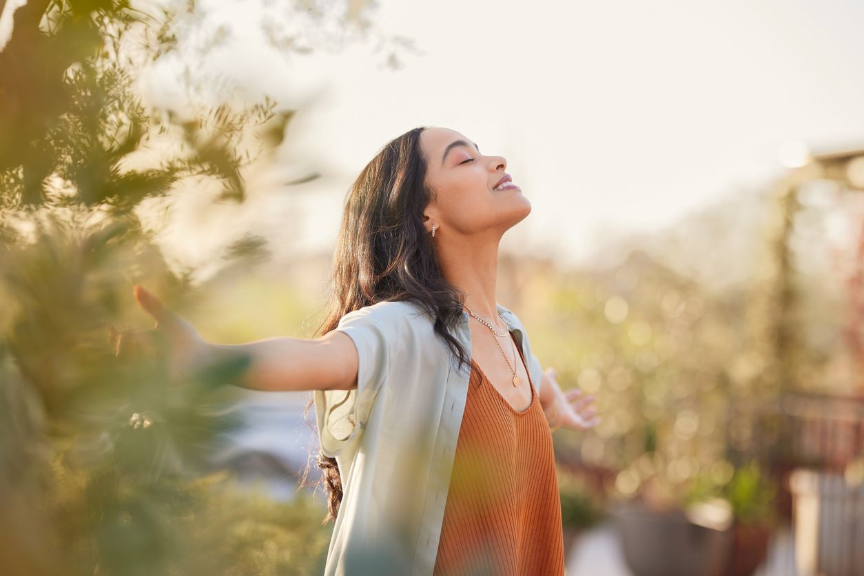 femme détendu en pleine nature