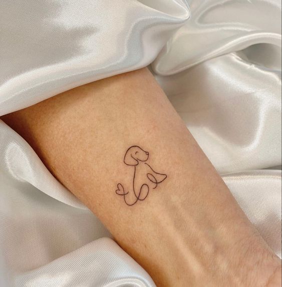 Tatouage Chien Minimaliste Et Coeur Sur L'avant Bras