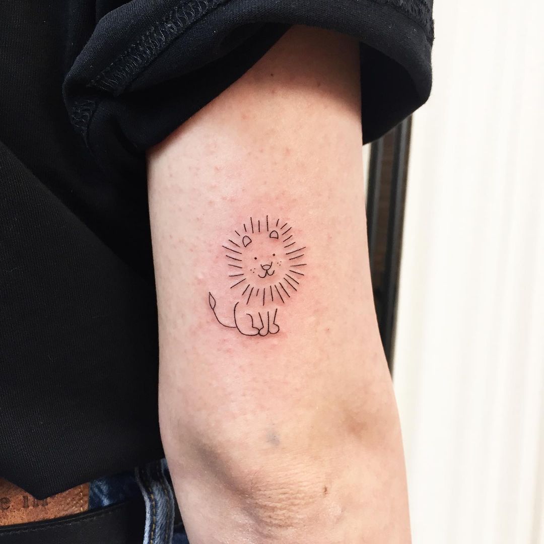 Tatouage Lion Minimaliste Frisé Sur Le Bras