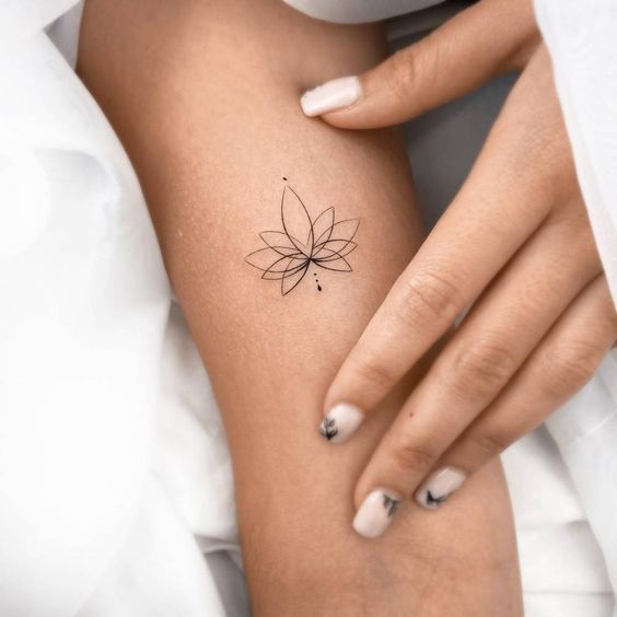 Tatouage Lotus Minimaliste Avec Goutes Sur Le Bras 
