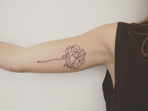 Tatouage Pivoine Minimaliste Sur Le Bras