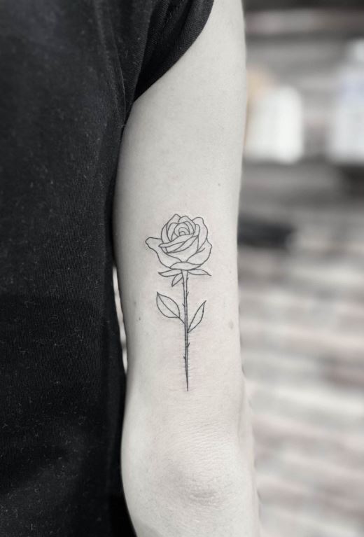 Tatouage Rose Minimaliste Sur Le Bras