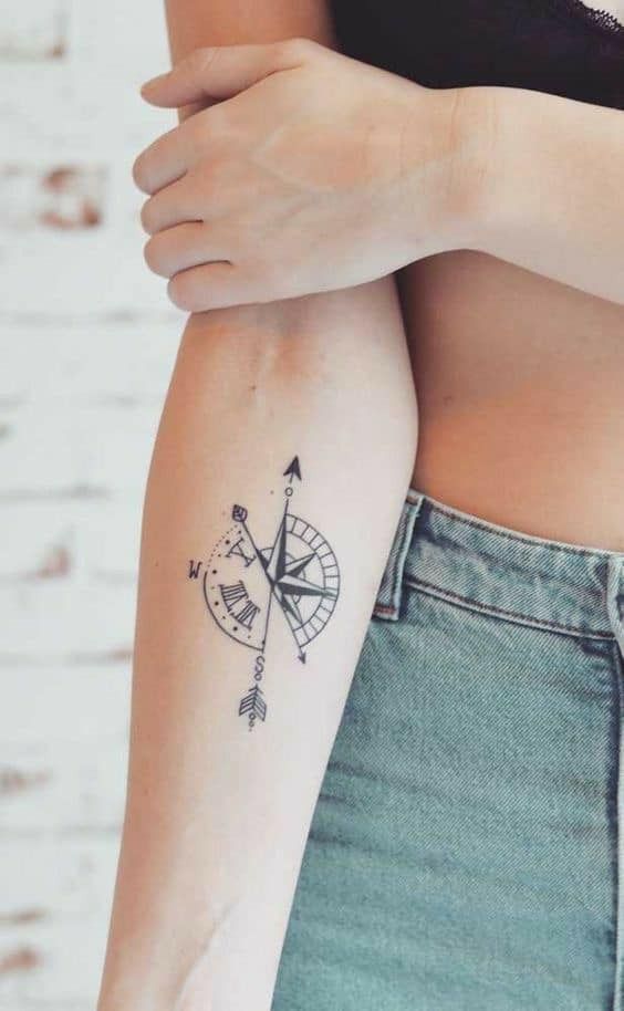 Tatouage Boussole Et Flèches Sur L'avant Bras