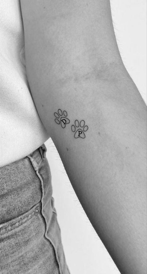 Tatouage Empreintes De Chien Avec Initiales Sur L'avant Bras