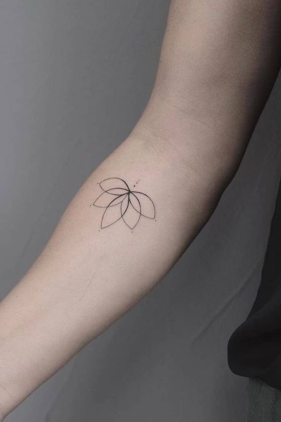 Tatouage Lotus Minimaliste Sur L'avant Bras