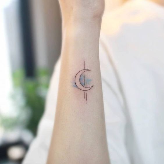 Tatouage Lune Minimaliste Avec Aquarelle Sur L'avant Bras