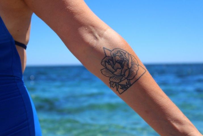 Tatouage Pivoine Et Triangle Sur L'avant Bras