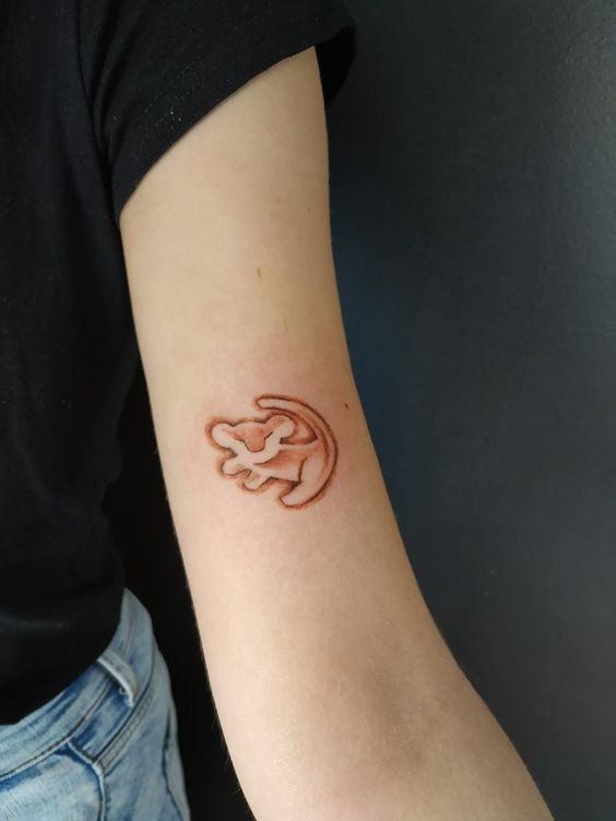 Tatouage Simba Minimaliste Marron Sur Le Bras