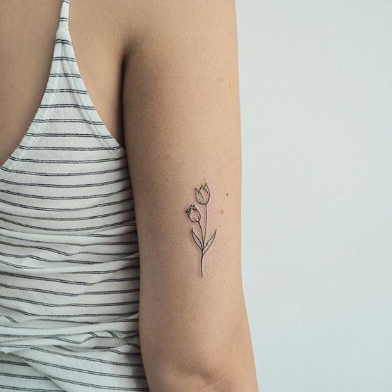 Tatouage Tulipes Minimalistes Sur Le Bras