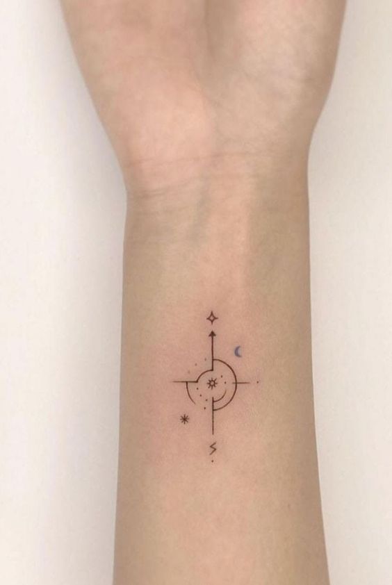 Tatouage Boussole Minimaliste Avec étoiles Et Lunes Sur L'avant Bras