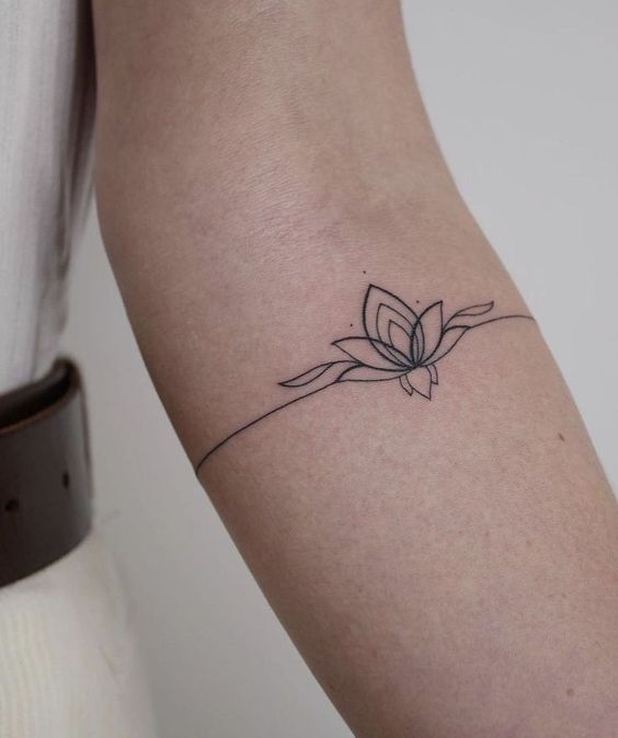 Tatouage Bracelet De Lotus Minimaliste Sur L'avant Bras