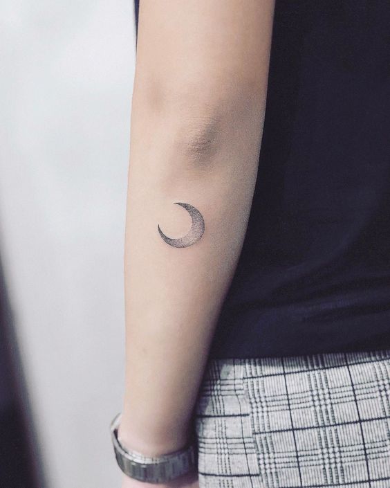 Tatouage Lune Minimaliste Grise Sur L'avant Bras