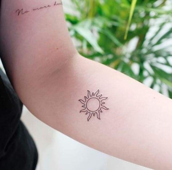 Tatouage Soleil Minimaliste Sur L'avant Bras