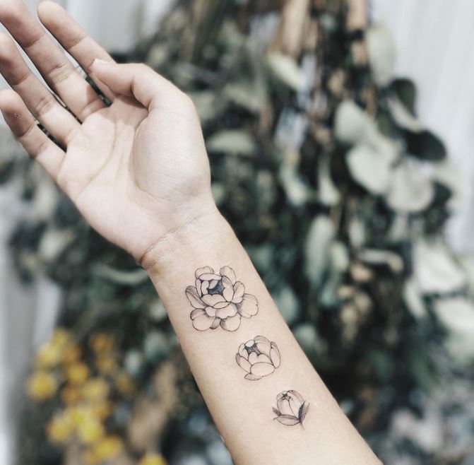 Tatouage Trois Pivoines Sur L'avant Bras