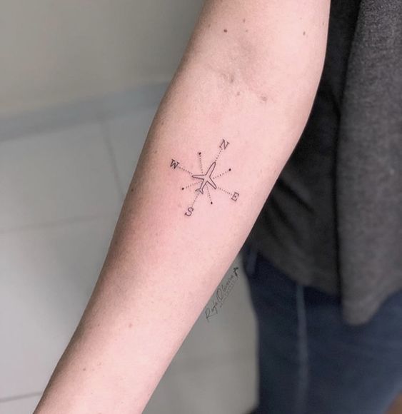 Tatouage Boussole Minimaliste Avec Avion Sur L'avant Bras