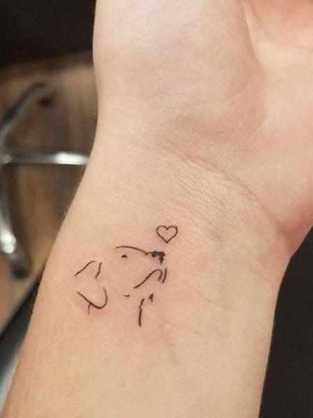 Tatouage Chien Et Coeur En Lignes Fines Sur Le Poignet