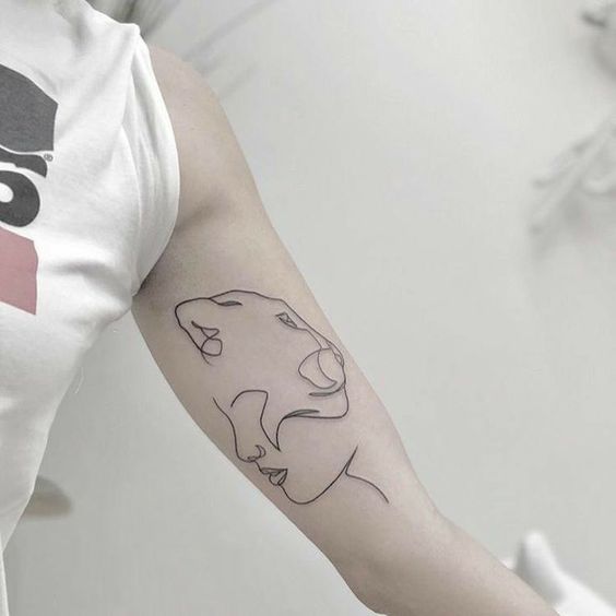 Tatouage Lionne Et Femme En Lignes Fines Sur Le Bras