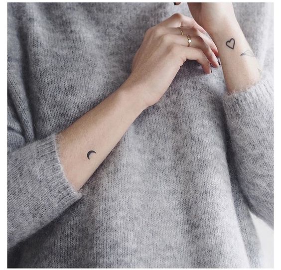 Tatouage Lune Minimaliste Et Coeur Sur L'avant Bras