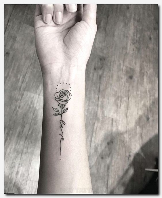 Tatouage Rose Avec Mot Love Sur L'avant Bras