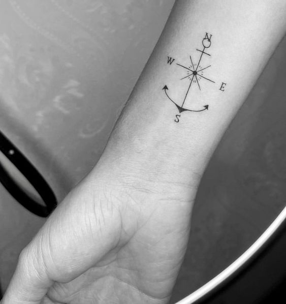 Tatouage Boussole Minimaliste Avec Ancre Sur L'avant Bras